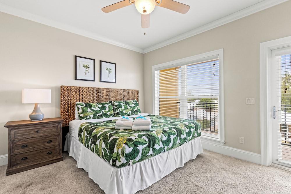 2 Gulf View Balconies! 3 Story Townhome With 4 Bedrooms, 4 Bathrooms! Sleeps12