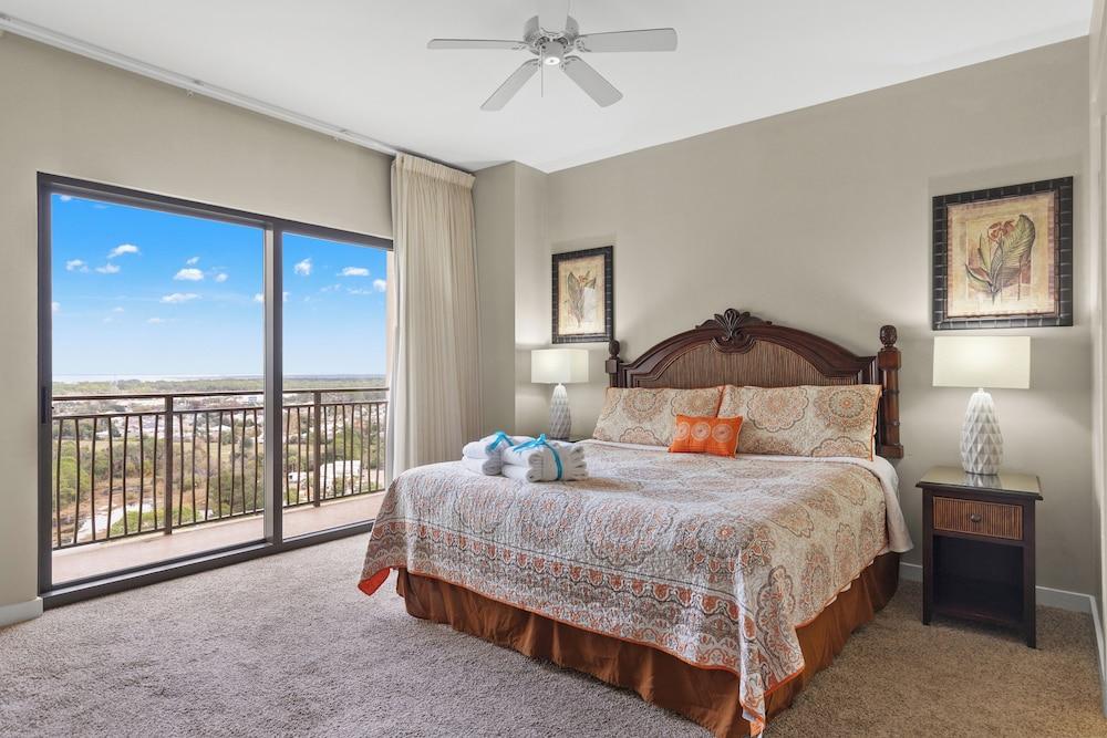 Across From The Beach! Near Pier Park & Dining! Sleeps 6! 2 BR / 2 BA!