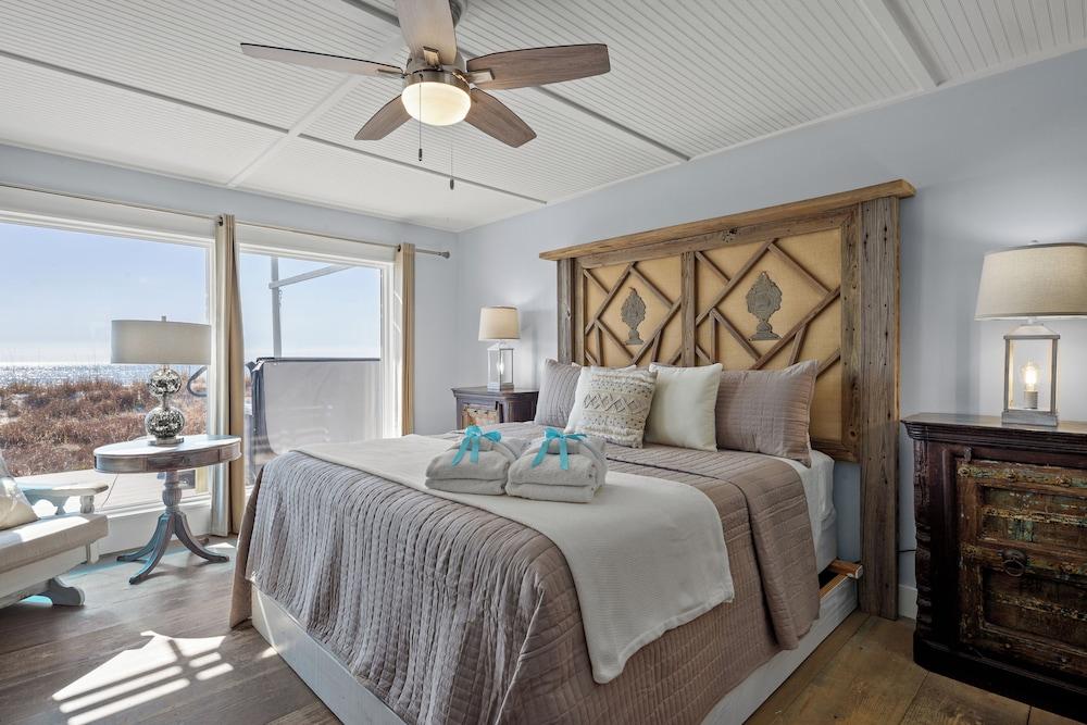 Luxury Gulf Front Property! Directly on the Beach! Sleeps 15!