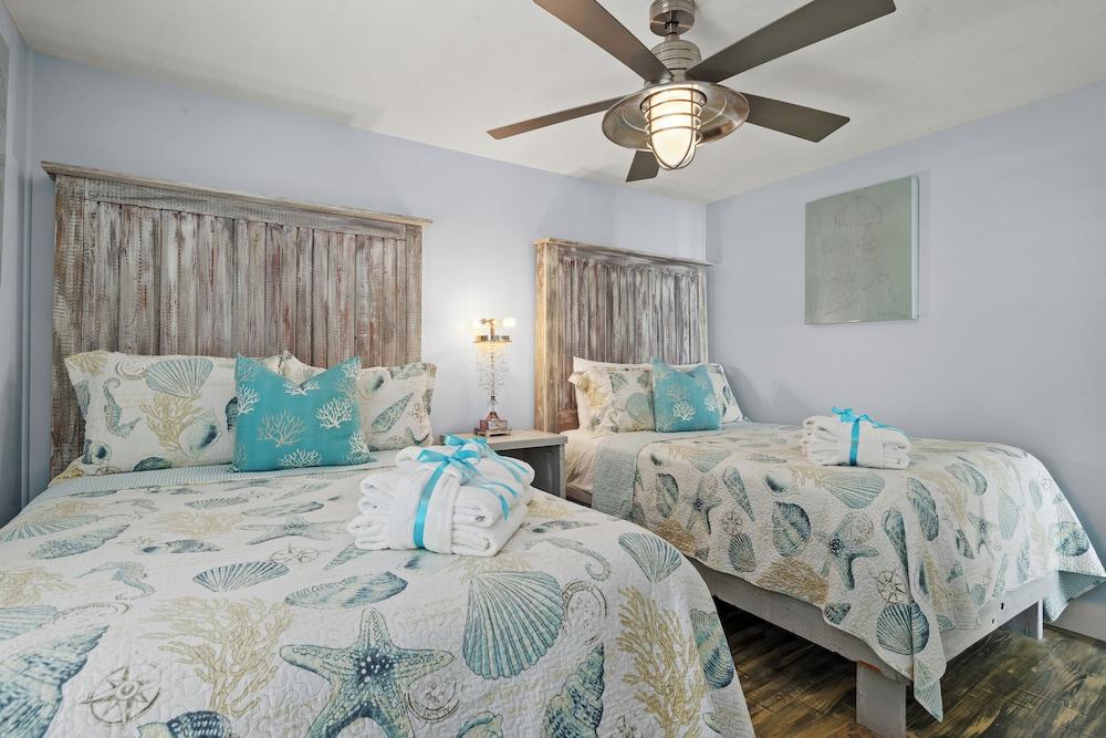 Luxury Gulf Front Property! Directly on the Beach! Sleeps 15!