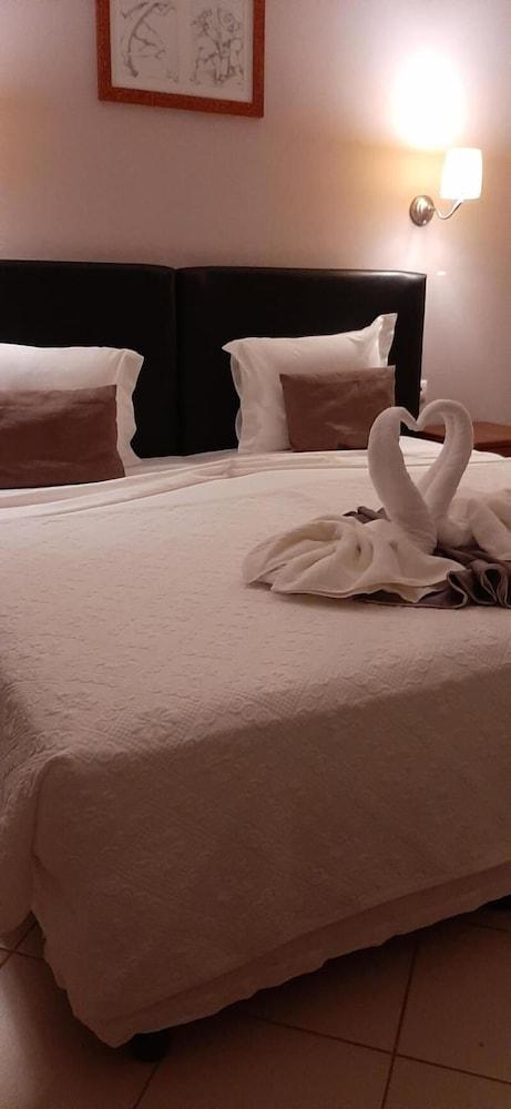 Room in Guest Room - Deluxe Double Room With Balcony in Vila do Maio