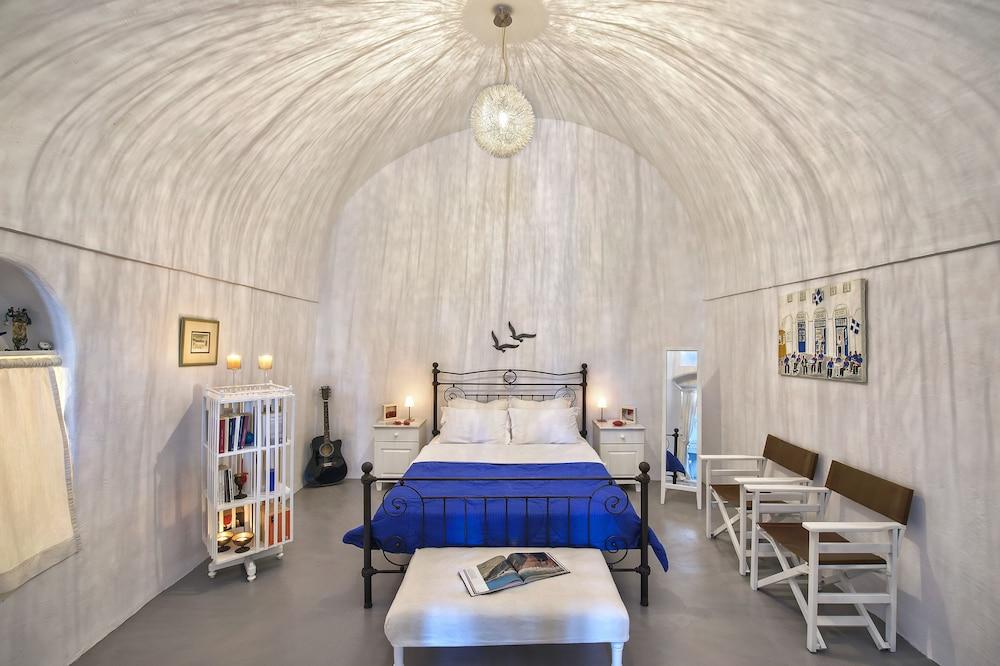 Pyrgos 3-bed Villa, Sleeps 8, With Pool and Aircon