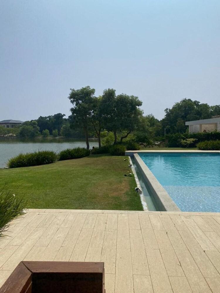 7-bedroom Mansion With Amazing Lake and Golf View in Luxury Beach Resort