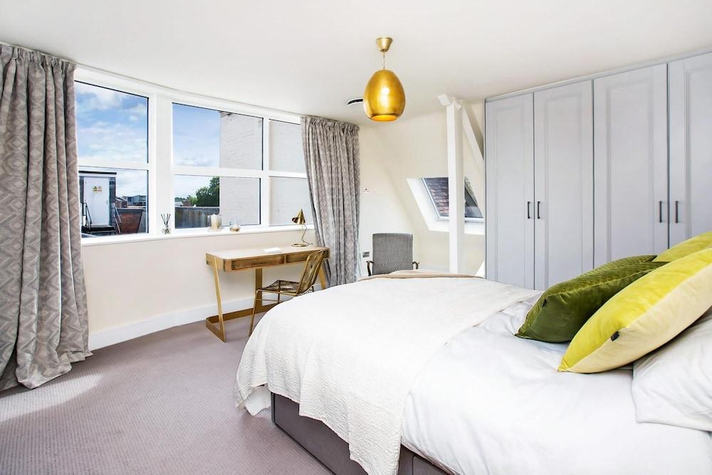 The Penthouse - With 360 Private Terrace Views of the Cathedral and Exeter City