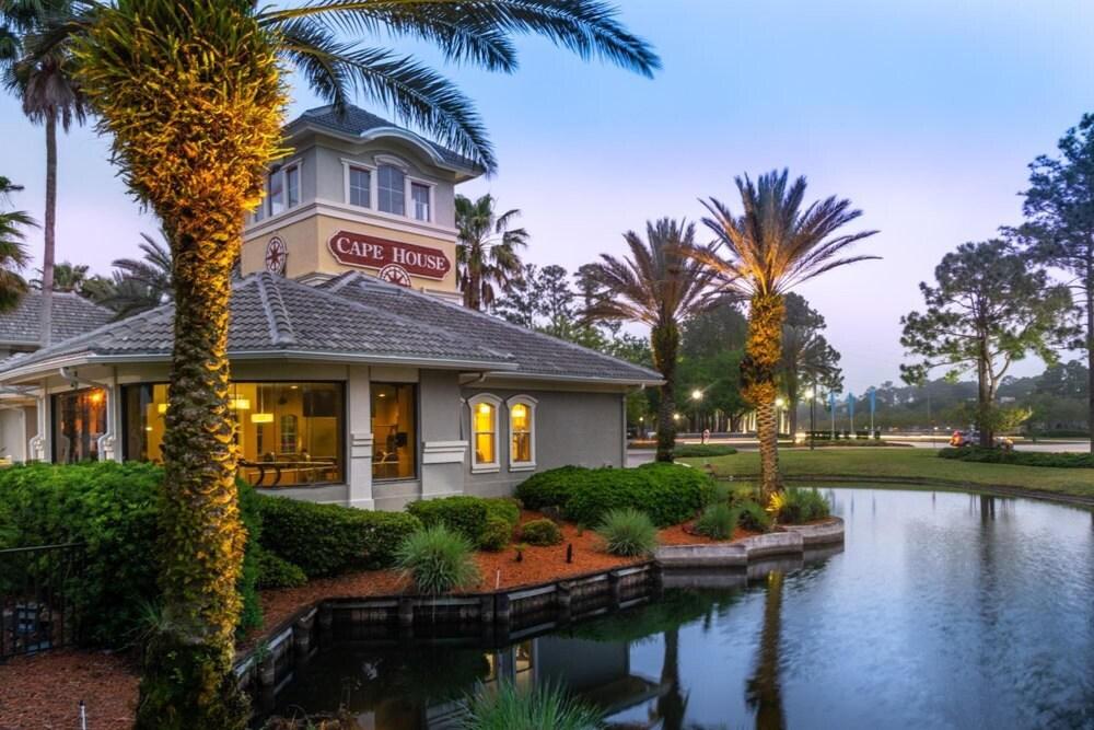 Upscale Modern Resort-style Retreat Great Location