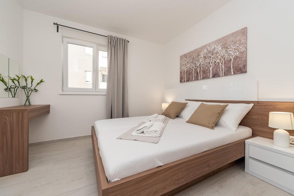 Apartments & Rooms Pool Villas Maris B