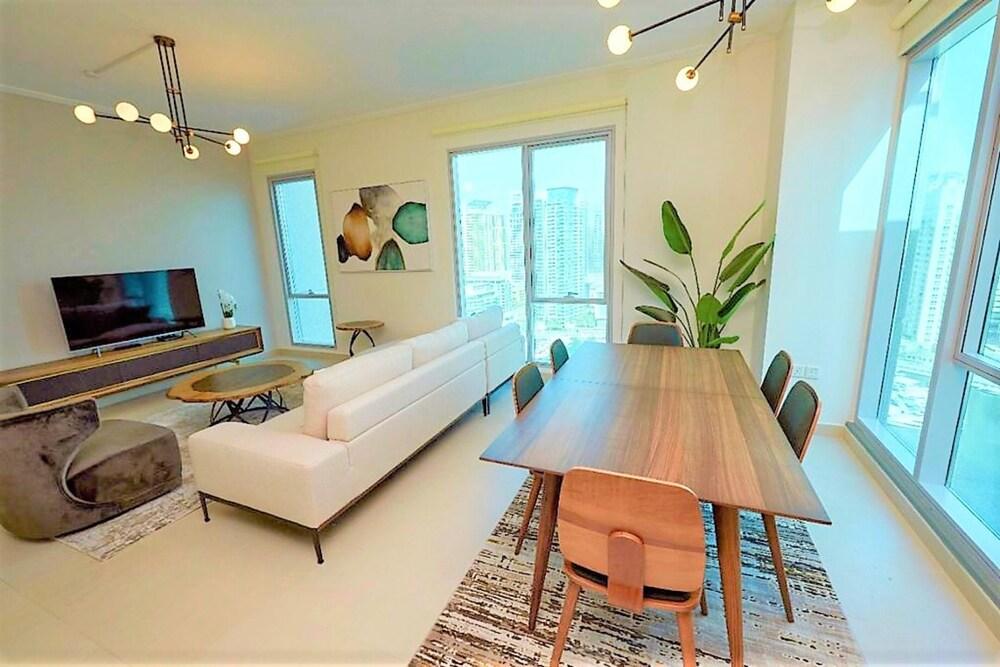 Stunning 2 bed Balcony Marina View Dubai