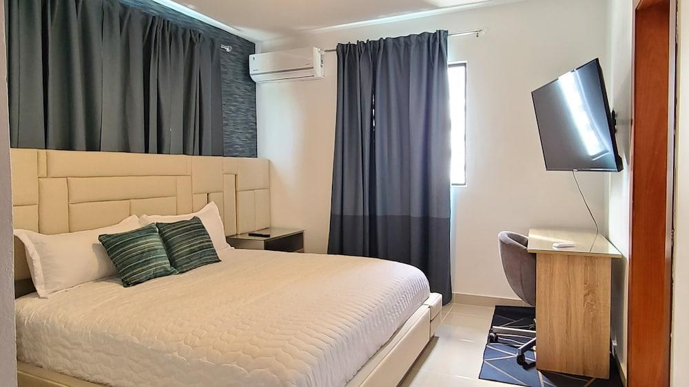 Torre de lujo con piscina y seguridad