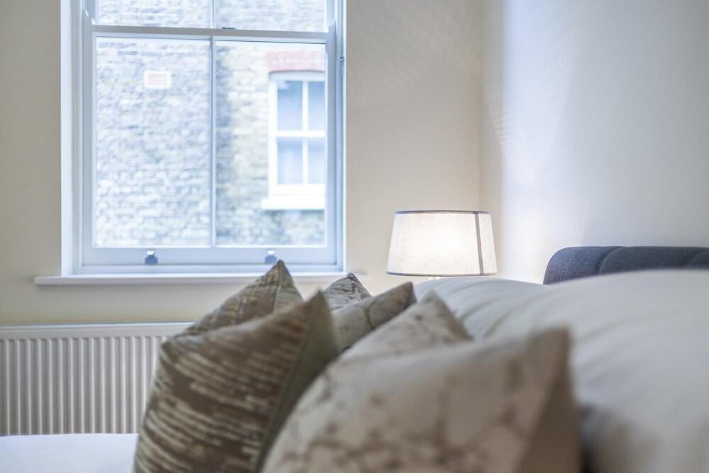 Modern Two Bedroom Apartment in Hammersmith -205a