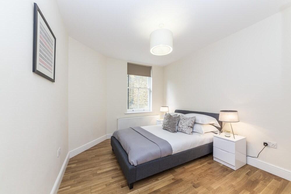 Modern Two Bedroom Apartment in Hammersmith -205a