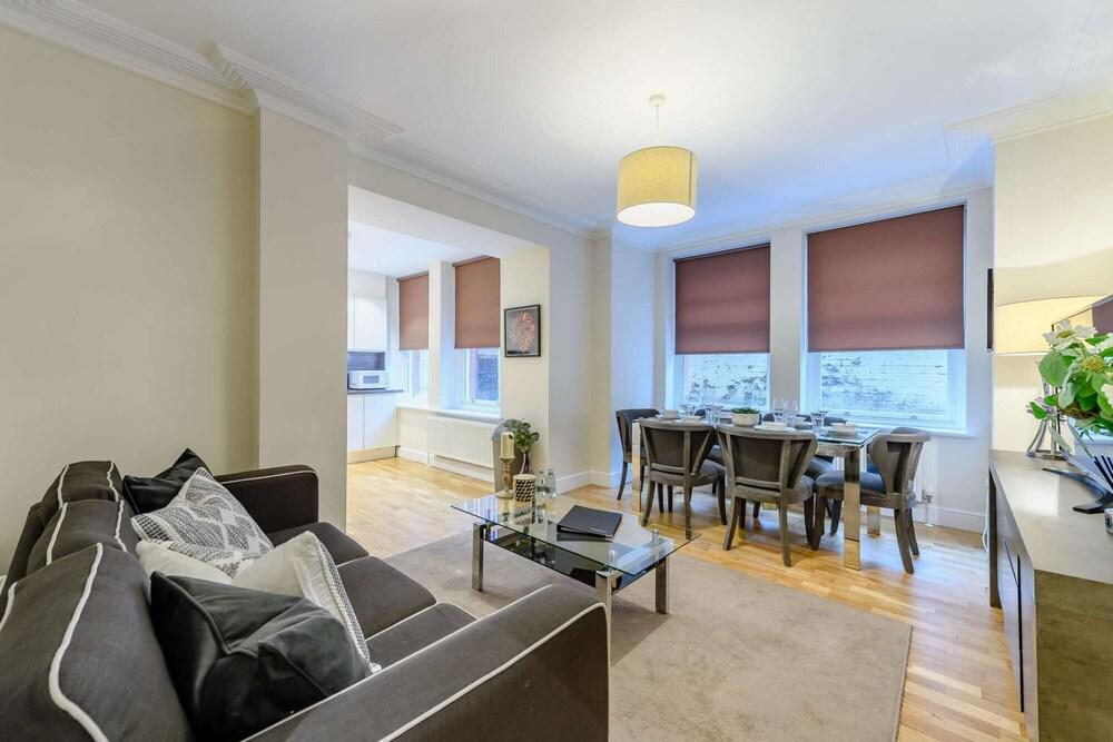 Modern Three Bedroom Apartment in Hammersmith
