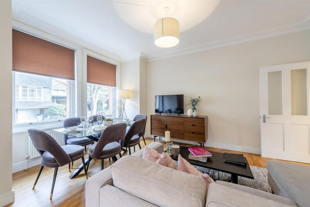 Modern Three Bedroom Apartment in Hammersmith