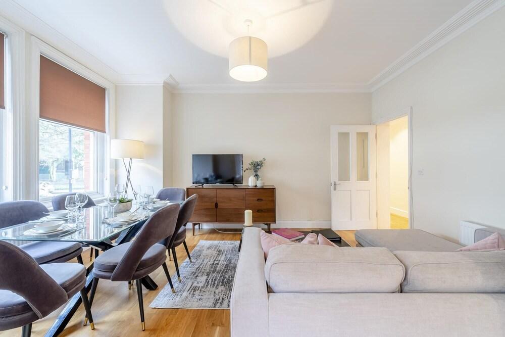 Modern Three Bedroom Apartment in Hammersmith