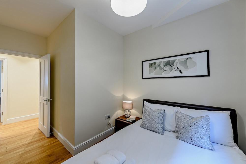 Spacious 3 Bedroom Apartment in Hammersmith