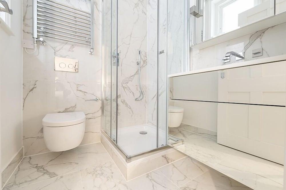 Luxury Three Bedroom - Flat 132 Lower Ground Floor