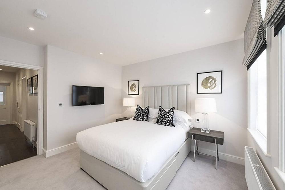 Designer 3 Bed Apartment With Balcony - 140