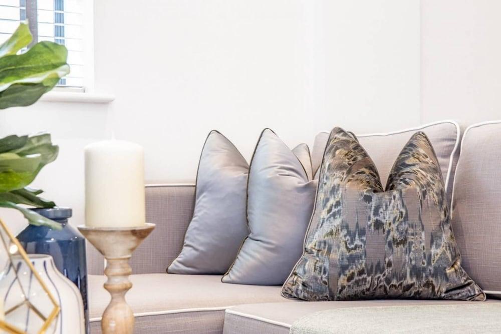 Luxury 1 Bed Apartment by the River