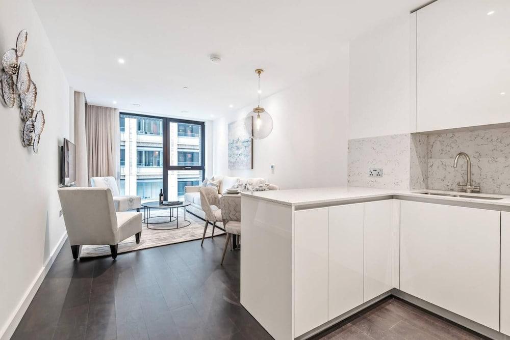 Luxury High Rise two Bedroom Flat Battersea