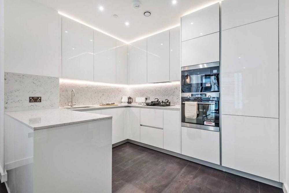 Luxury High Rise two Bedroom Flat Battersea