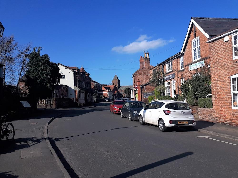 Pet Friendly - 7 Guests - Idyllic Village