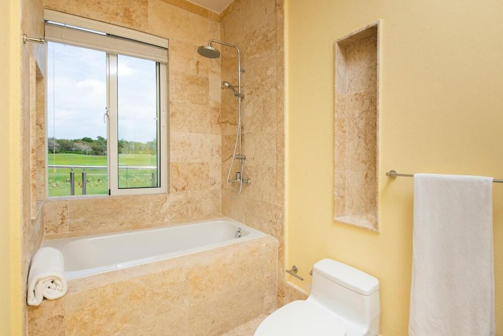 Cozy 5-bedroom Villa With Beaituful Views of La Cana Golf Course