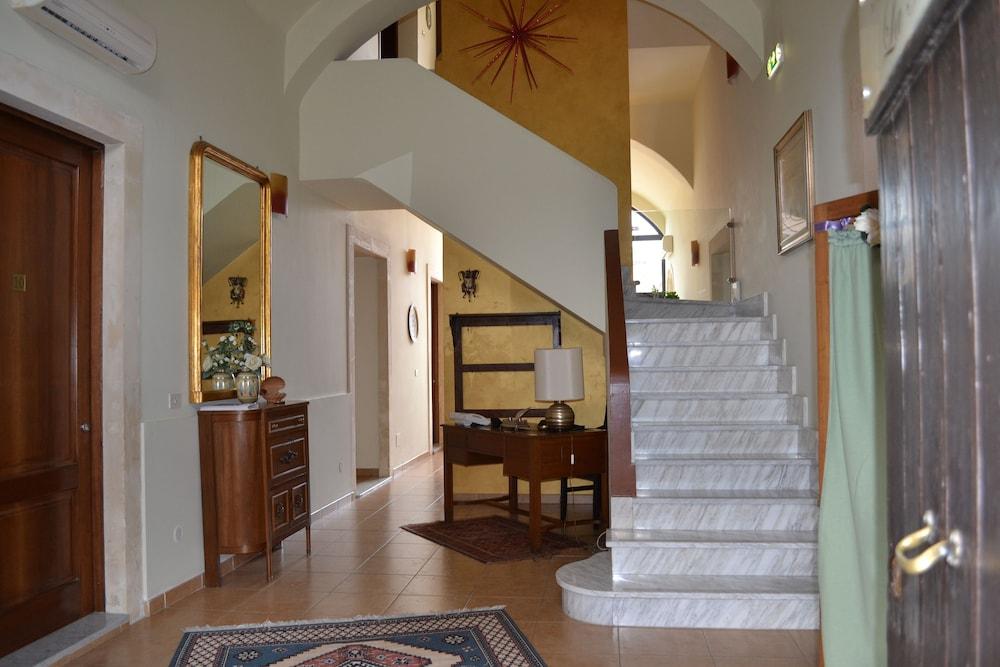 Furnished Studio Flat in Residence