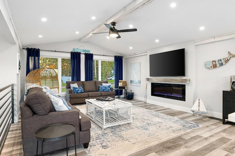 Cozy and Modern Oceanview Cottage With hot Tub