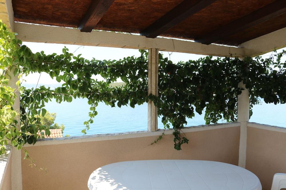 Spacious Robinson House Iris With Pool