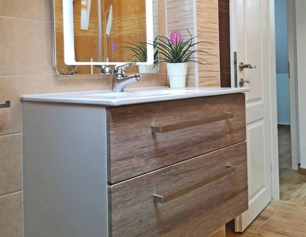 All New Seafront Apartment Yvonne, Sleeps 5