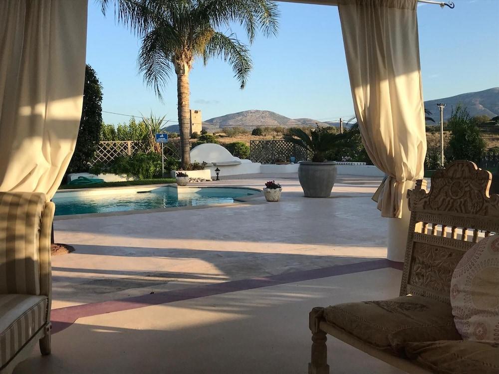 Pool Villa Vravrona Tower