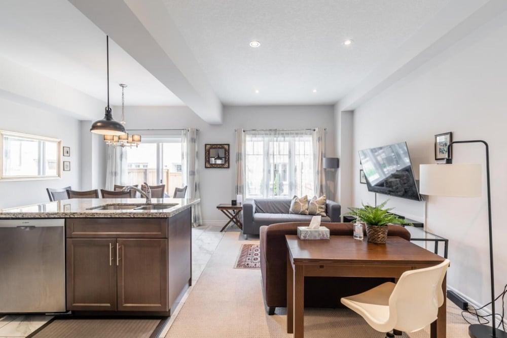 Modern Lakeshore 3BR 3BA TH Free Parking BBQ