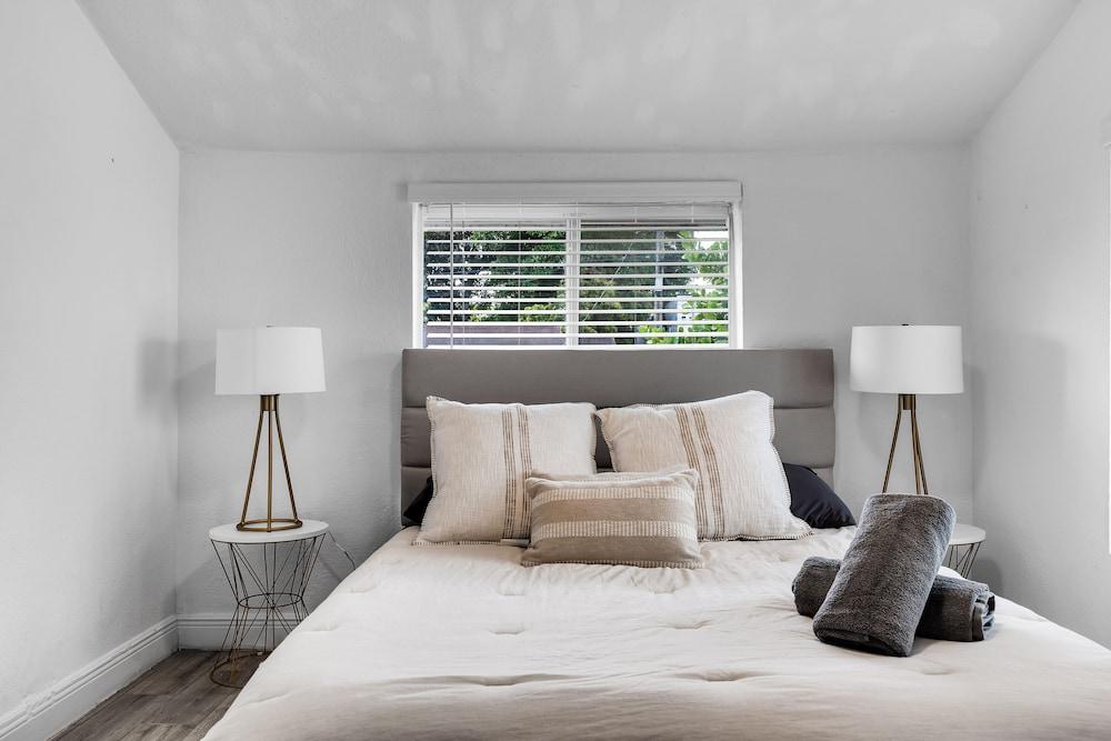 Design District Luxe 3BD Home