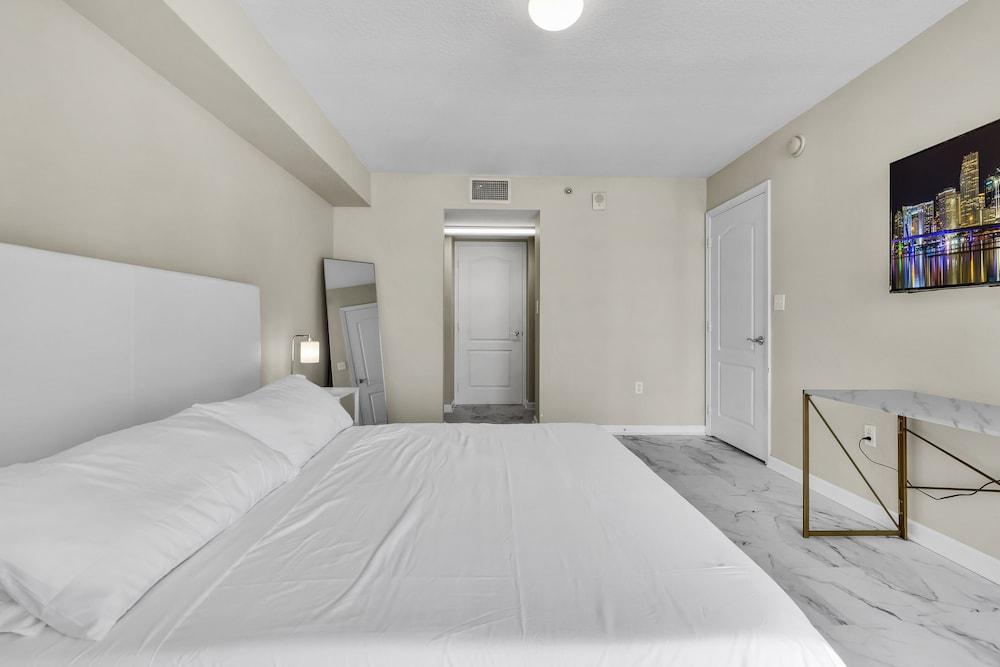 Luxury Apartments W Pool & Ocean views