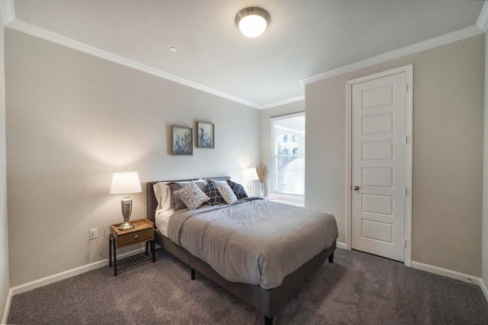 Luxury Townhome Pool North Austin Evonify