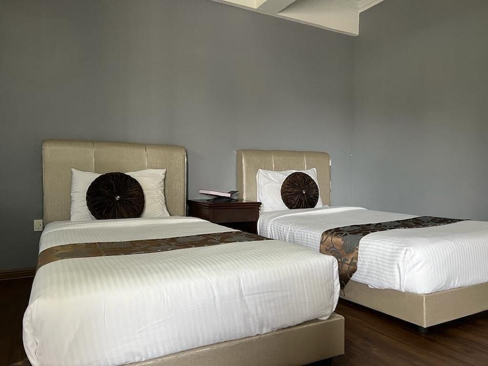 Capital O 90490 Zaques Hotel