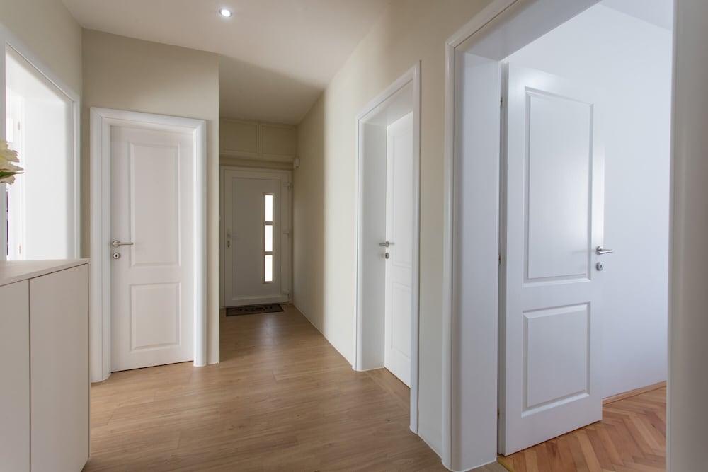 Apt Sara - Classy 100 m2 w Balcony, 2 min to Beach