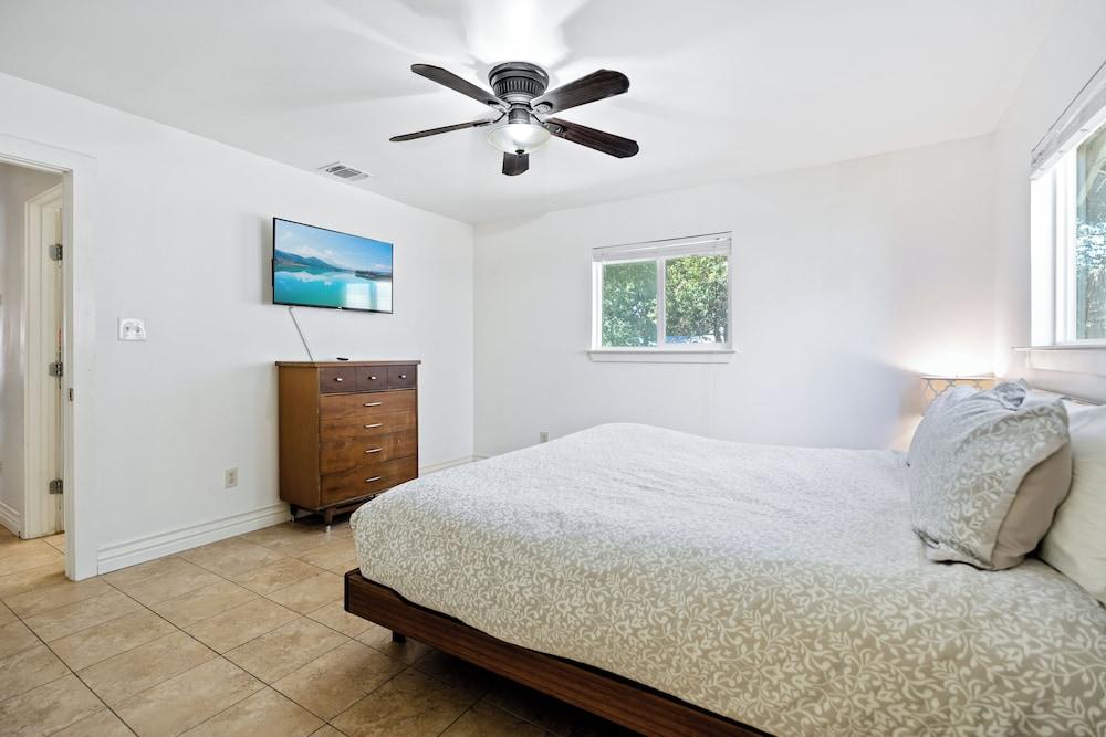 Screened-in Porch Walkable to Soco