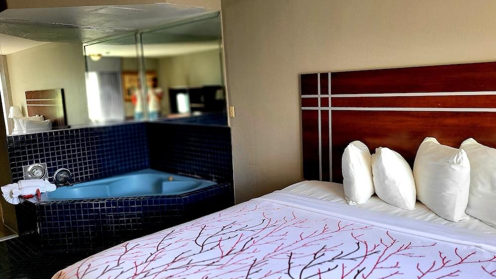 Rancho San Diego Inn & Suites