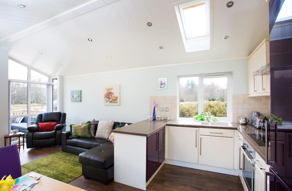 2-bed Cottage With Hot Tub at Loch Achilty, Nc500