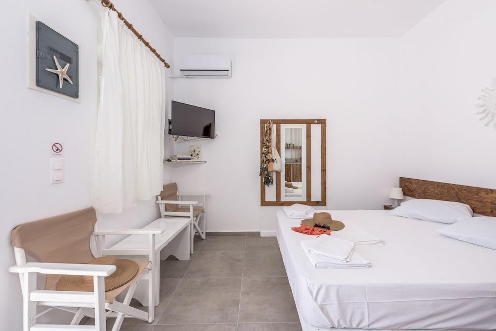 Plakes Sea View Suites