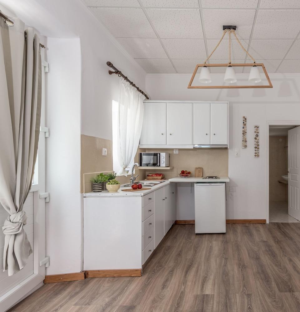 Plakes Sea View Suites