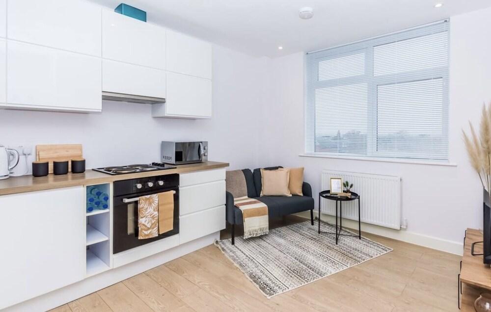 Elegant Central Private Parking Leisure Contractor