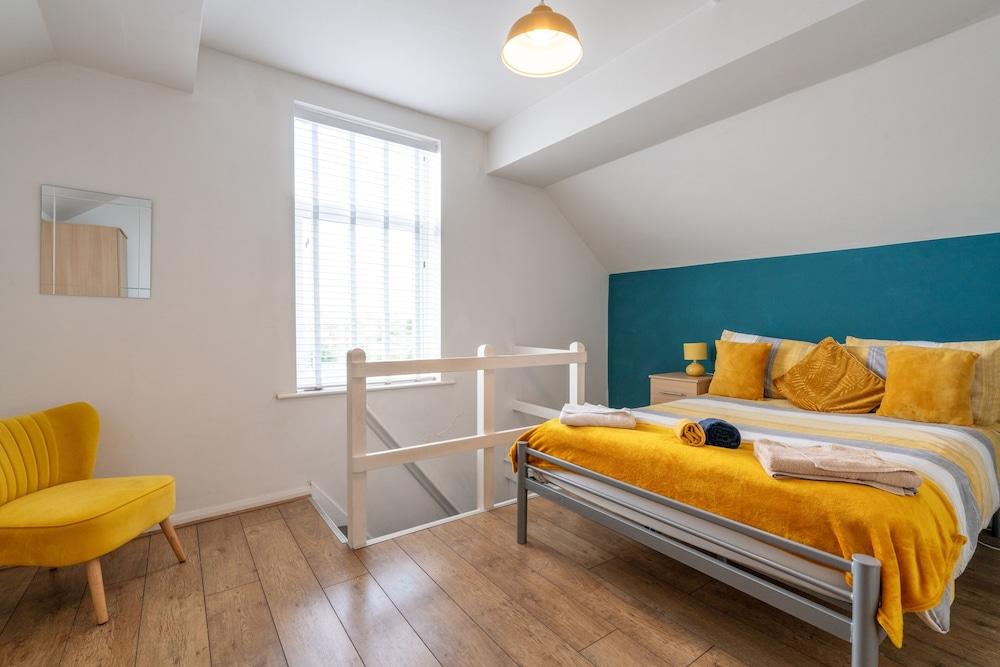 Spacious 4BR, Parking, Near Centre