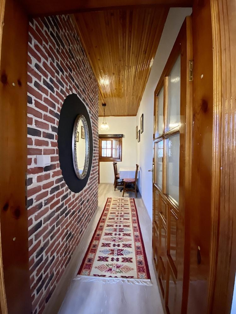 Old Town Famous Aparts