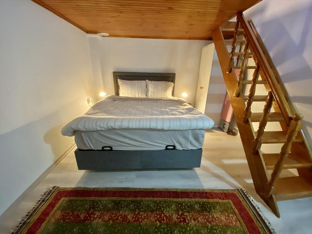 Old Town Famous Aparts