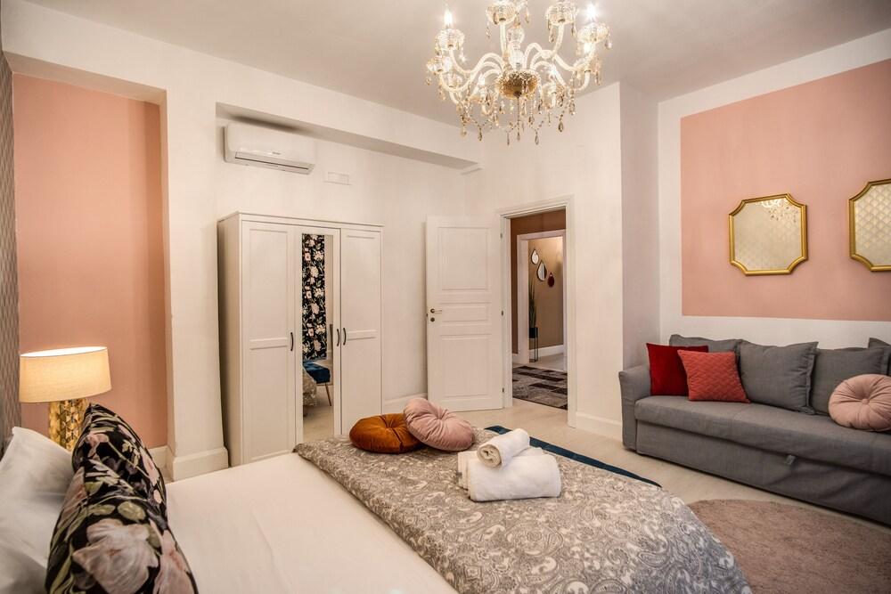 AwesHome White Mirror Apartment&Terrace