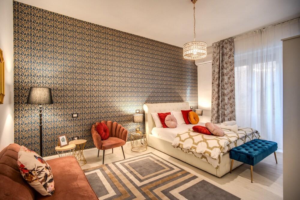 AwesHome White Mirror Apartment&Terrace