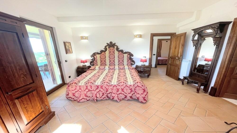 Lake View Luxury Villa and Pool