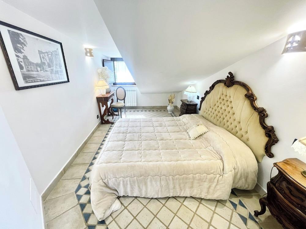 Pool, Jacuzzi and Events Room - Charming Villa in Umbria - Sleeps 24 - Lake View