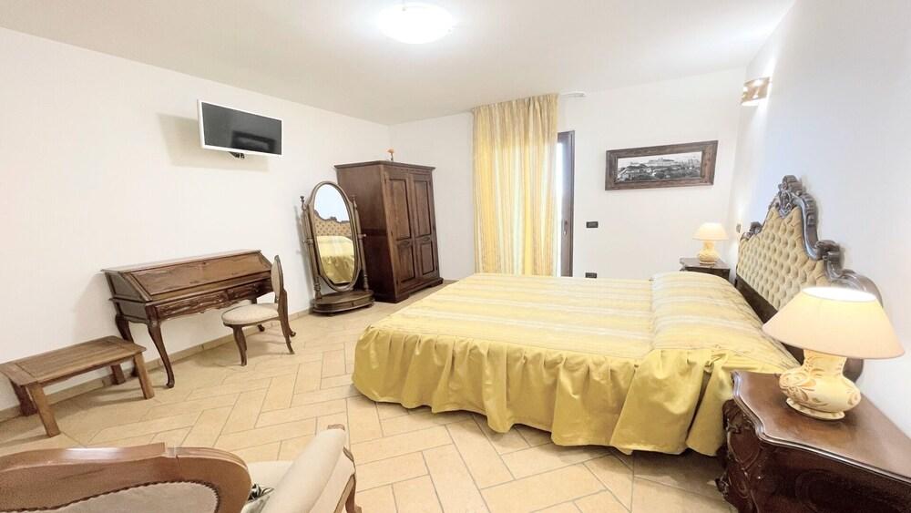 24 Guests - Heartbreaking Lake View and Pool